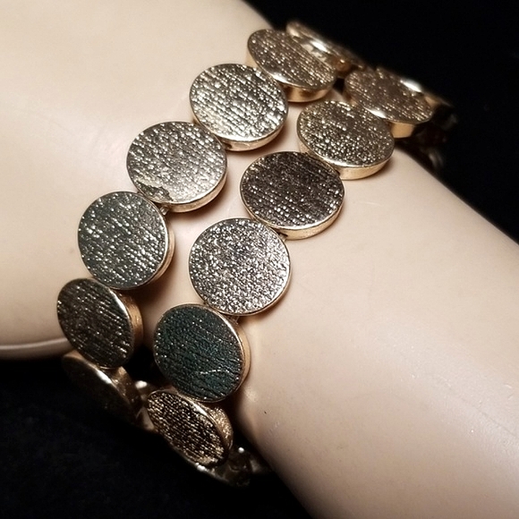 NWT Goldtone Textured Metal Stretch Bracelet Set - Picture 3 of 9